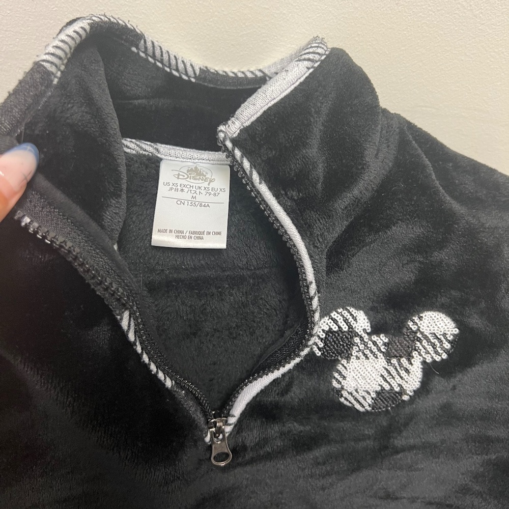 Disney fleece pullover size M color black